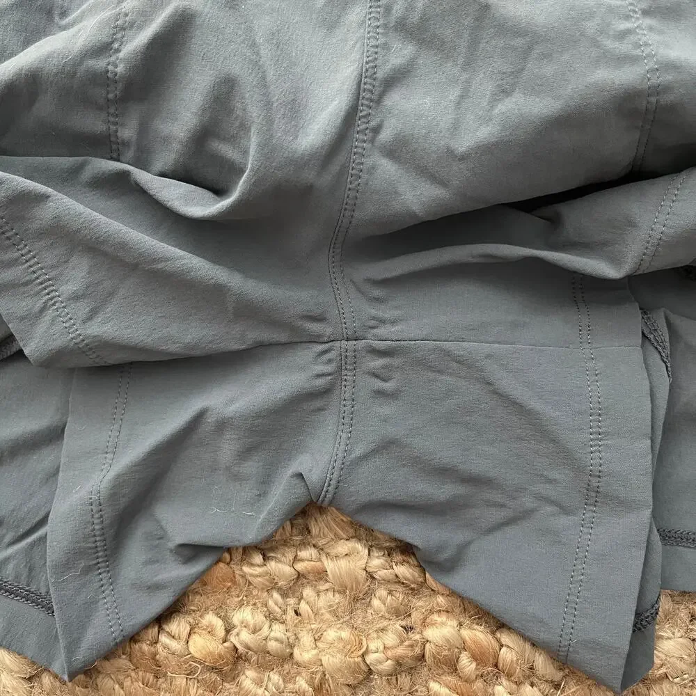 Mountain Hardwear Dynama Shorts Womens L Gray Hiking Trail Outdoor Stretch EUC